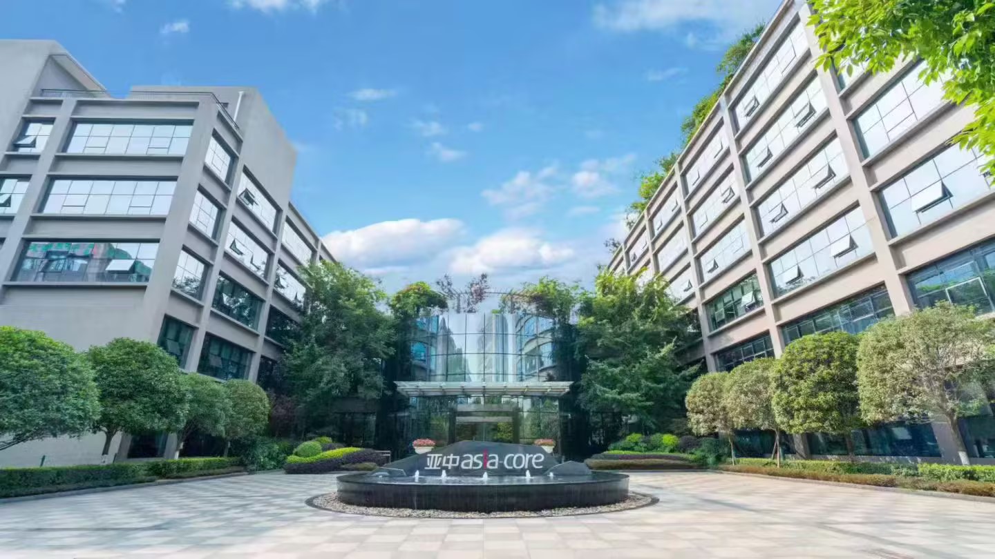 亚中帮扶民族教育公益行 协同助学助教助成长